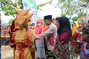 Kasi Pendidikan Madrasah Kantor Kemenag Tanah Datar Yusmarli disambut dengan sirieh dan carano di MTsN 1 Tanah Datar